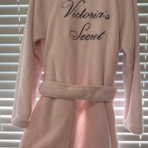 Victoria Secret pink Soft Fuzzy Bath Robe Size XS/S Tie Waist & Front Pockets